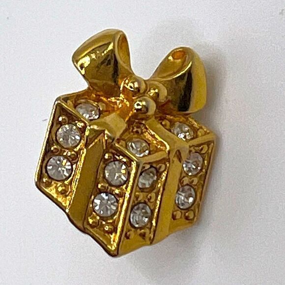 *3/$20* Sparkly Avon gold tone and rhinestone Christmas present gift earrings - Picture 2 of 3
